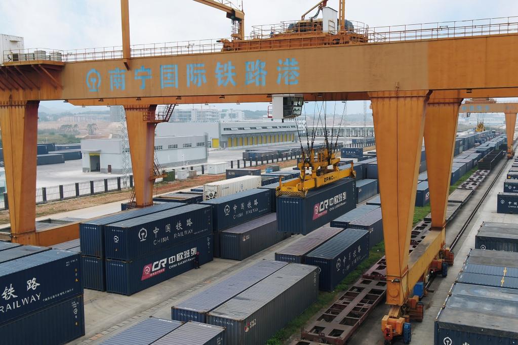 新华全媒+丨从地方两会看2022年高质量发展新动向